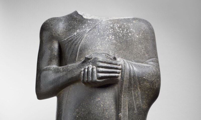 3. RED Gudea%2c prince de Lagash. Statue dite aux larges épaules dédiée à la déesse Ba%27u%2c Département des Antiquités Orientales%2c © 2015 Musée du Louvre Thierry Ollivier
