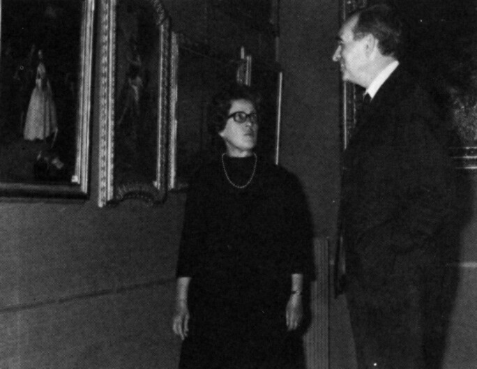 Carmen Gronau and Philip Pouncey viewing a sale in Florence