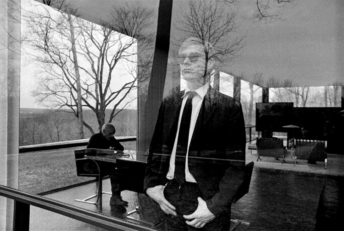 Andy_Philip_Johnson_at_The_Glass_House_New_Canaan,_CT.jpg