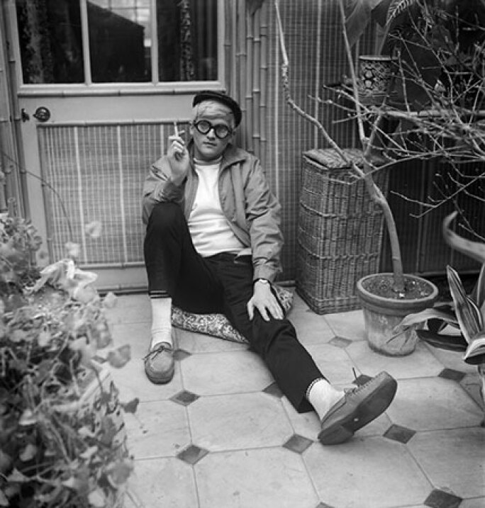hockney-portrait-seated.jpg