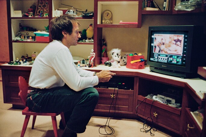 Robin Williams playing video games