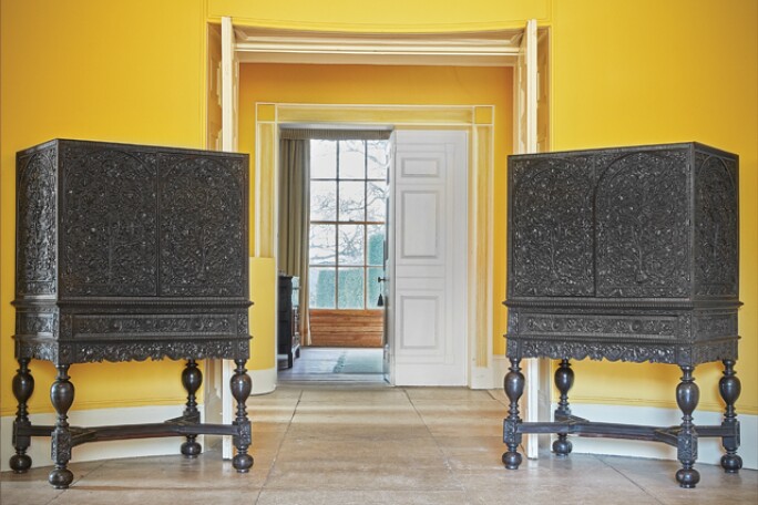 ebony-black-gold-3.jpg