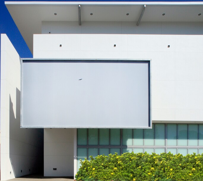 de la Cruz Collection, Exterior