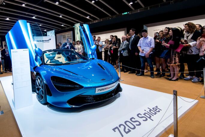 bernar-venet-live-performance-mclaren-supercar-kicked-off-hong-kong-spring-sales-2.jpg