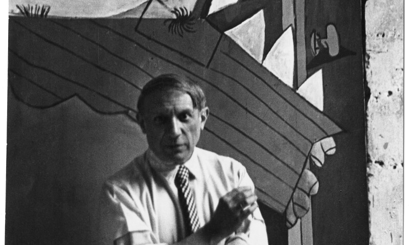 Picasso voor zijn schilderij Guernica, Parijs