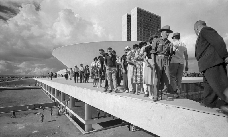 Populares sobre cobertura do palácio do Congresso Nacional no dia da inauguração de Brasília, Distrito Federal, 1960 (People on the esplanade of the National Congress on inauguration day of Brasília, Federal District)