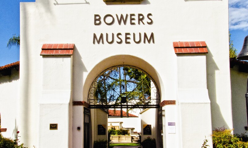 Bowers_Museum_Entrance_2011-11-11.jpg