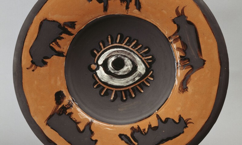 Round Plate with an Eye and Bulls