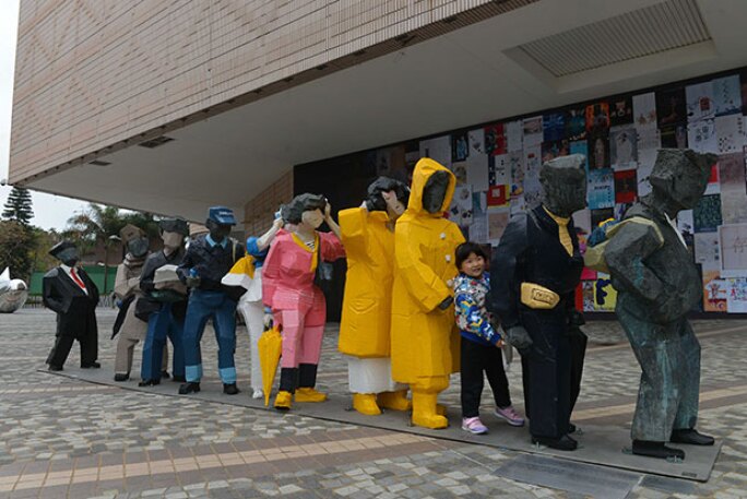 ju-ming-art-people-queue.jpg