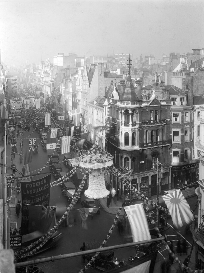 New Bond Street on King George V's Coronation. Photo by Mansell/The LIFE Picture Collection/Getty Images.